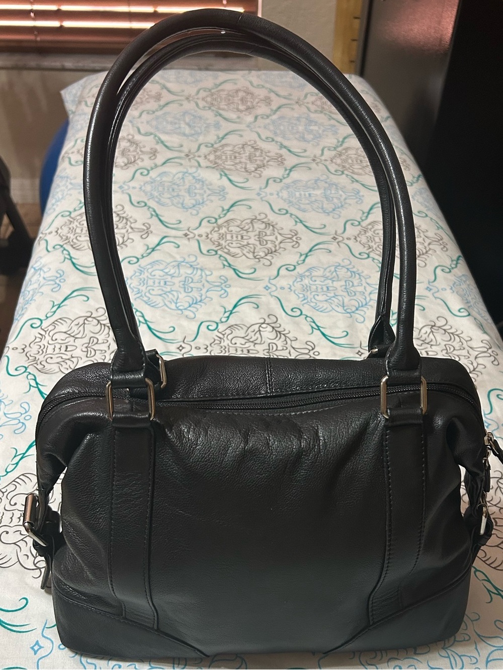 Vera Pelle Black Leather Double-Handle Shoulder Bag